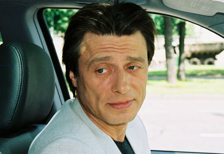 Одним из самых любимых деятелей искусств в советском кинематографе и в театральной сфере является Анатолий Лобоцкий.-4