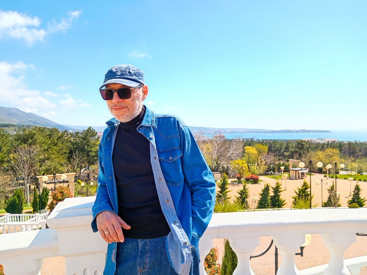 Вид на Андреевский парк и бухту Геленджика. Автор рассказов и канала, Михаил Лекс