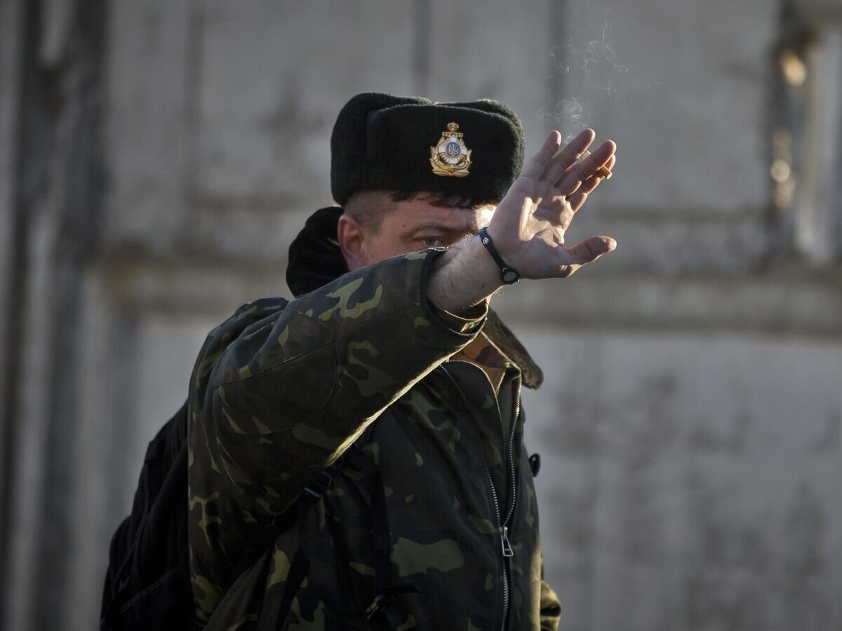    Украинский военный в шапке-ушанке© AP Photo / Vadim Ghirda