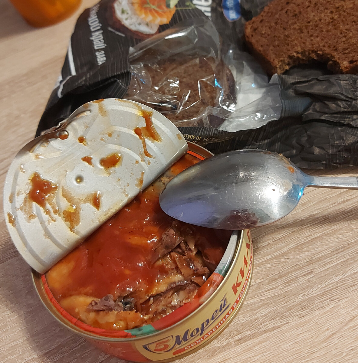 Такое чувство, когда ешь, себя ненавидишь, но продолжаешь есть. :)