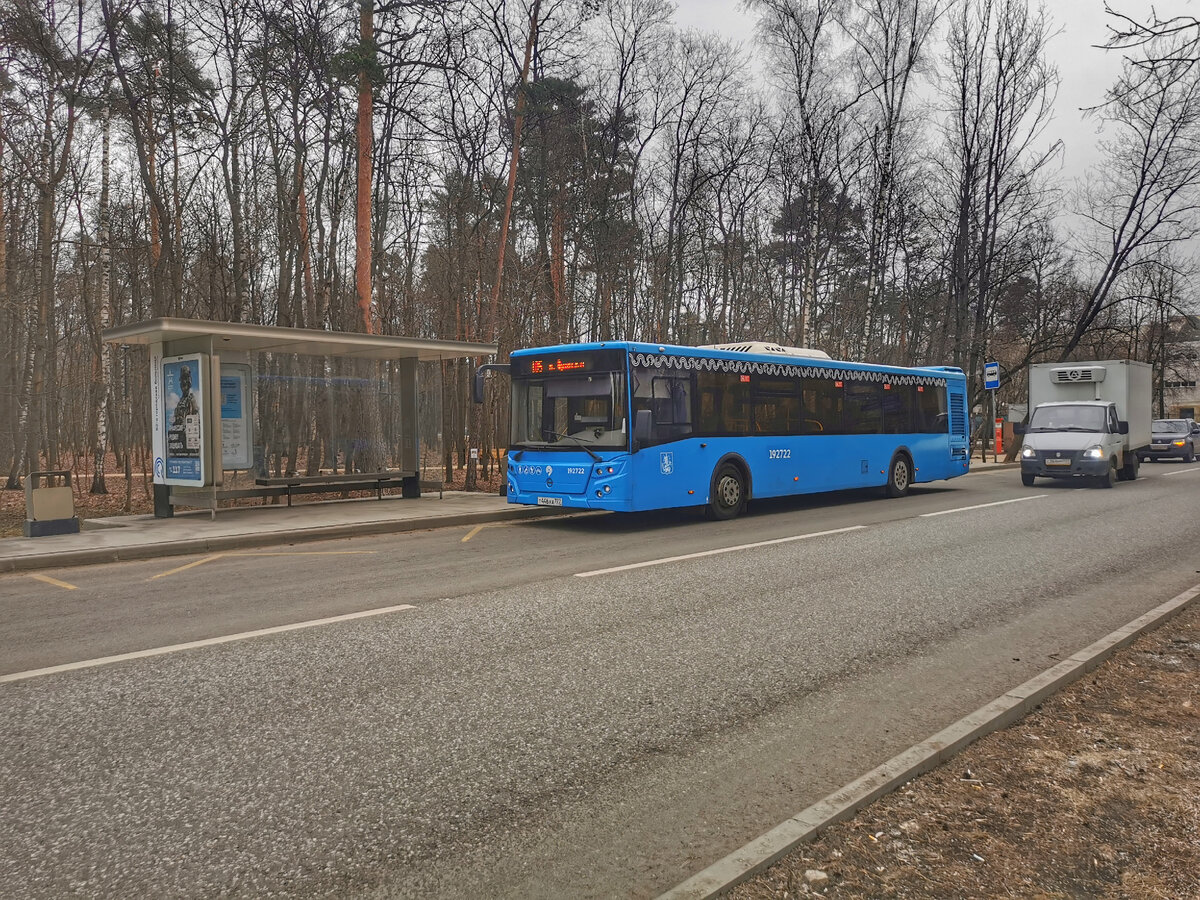 Начнём, правда, с Щукино. Автобус 192722 ЛиАЗ-5292 на маршруте № 105, Пехотная улица, остановка "52-я городская больница".