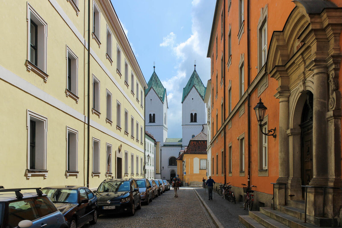 Германия, Пассау. Я отвалил им столько денег, а они вознамерились отобрать у меня мой личный автомобиль.
