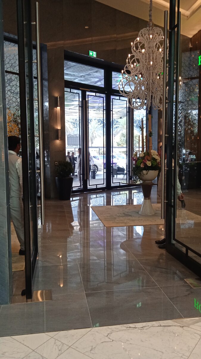 Это вход в Дубай Молл