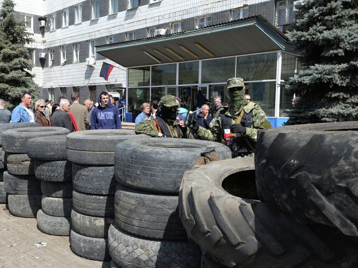    Митингующие заняли отдел милиции и горсовет в Константиновке© РИА Новости / Михаил Воскресенский