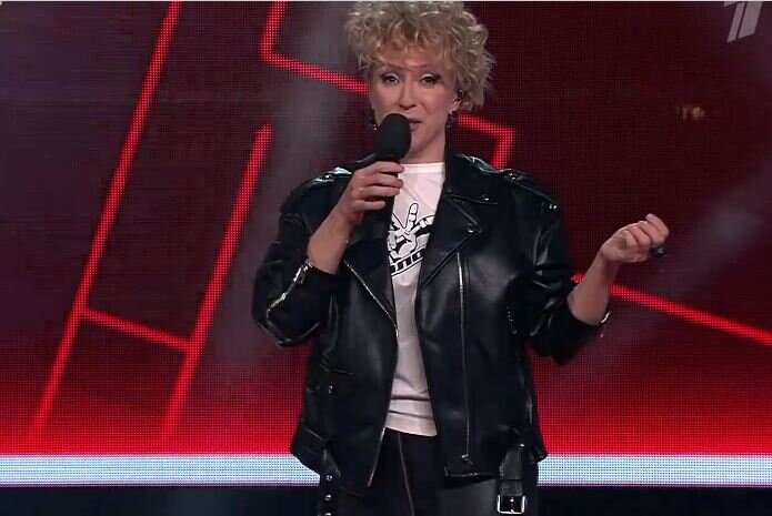 Яна Чурикова, ведущая шоу "Голос"