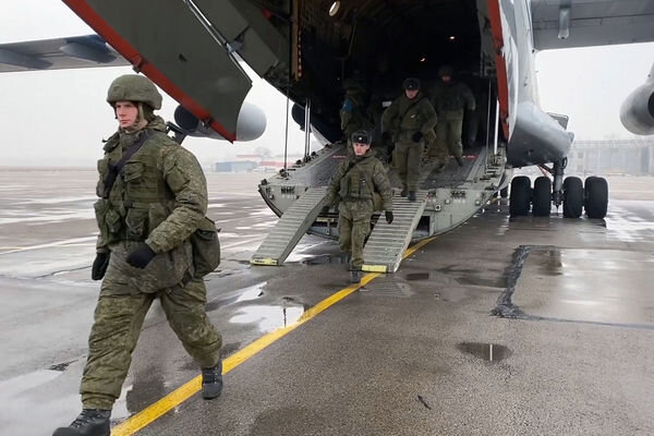    Выгрузка личного состава и военной техники из состава миротворческих сил ОДКБ (Организация Договора о коллективной безопасности) на аэродроме в Казахстане / Пресс-служба Минобороны РФ/РИА «Новости»