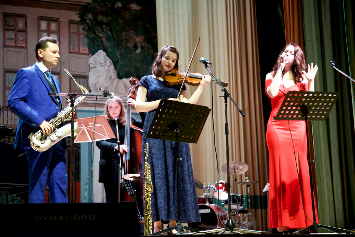 Состав ансамбля: Дмитрий Карев - саксофоны, флейта, художественный руководитель
Дарья Спивак - скрипка
Александра Калюжная - фортепиано
Елизавета Владимирова - контрабас
Елена Митина - классическая гитара и электрогитара
Артем Старшелюк - кахон, перкуссия
Мероприятие проведёт Маргарита Шибаршина.