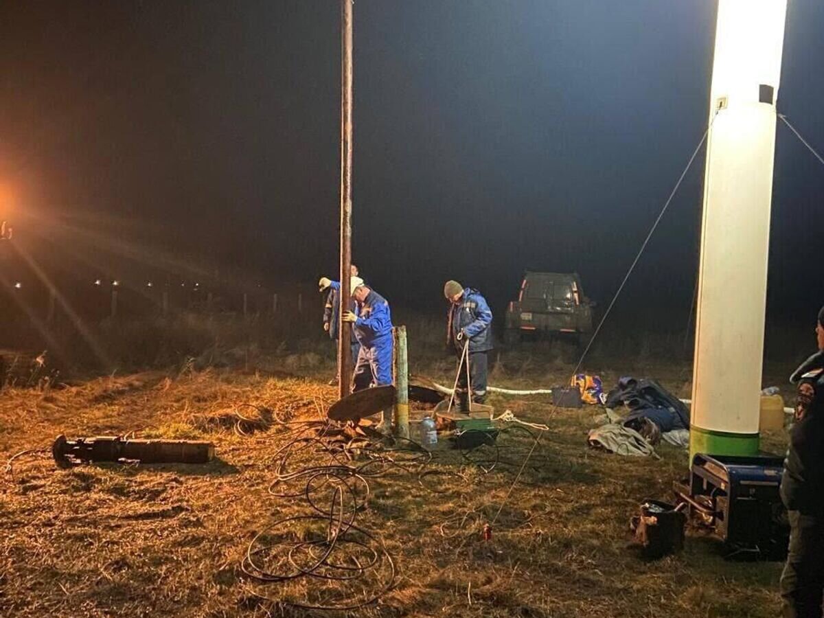    Специалисты работают на Кумакском водозаборе в Орске© Фото : Денис Паслер/Telegram
