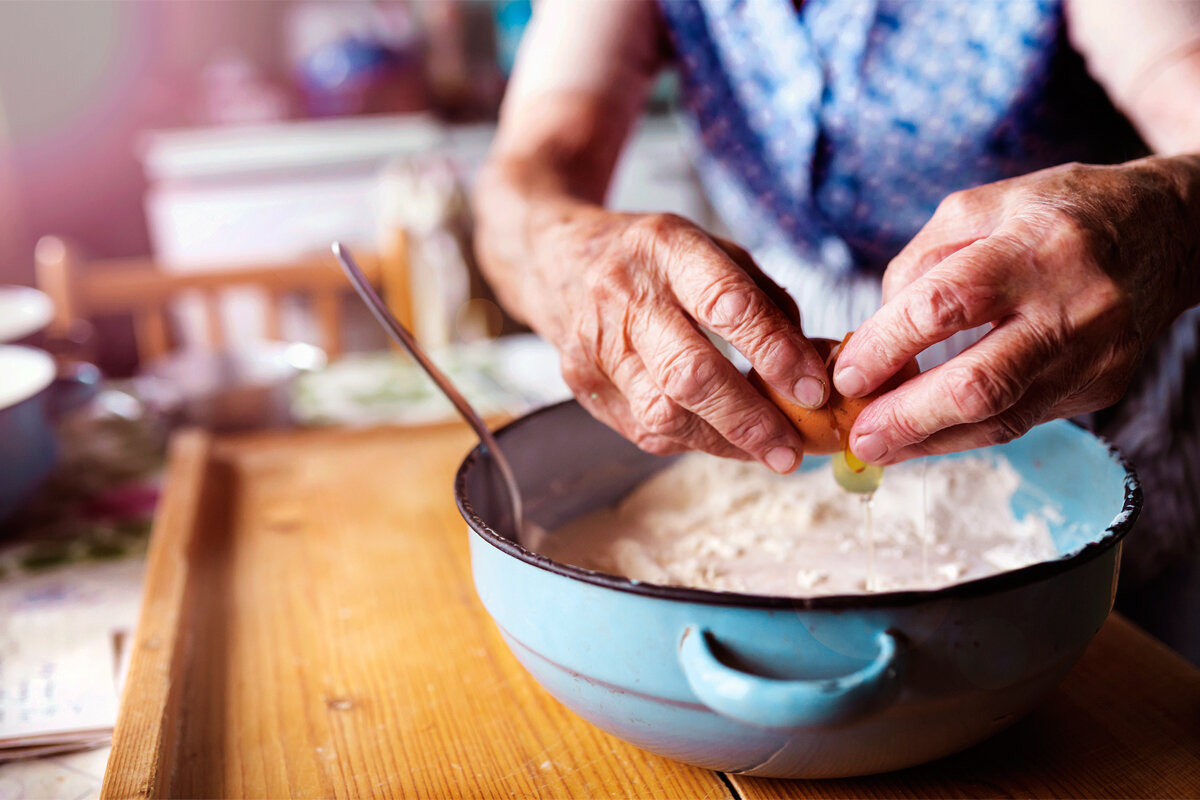 Хотелось уютную фотографию, но у меня нет своих с бабушками... Поэтому нашла подходящую в интернете.
