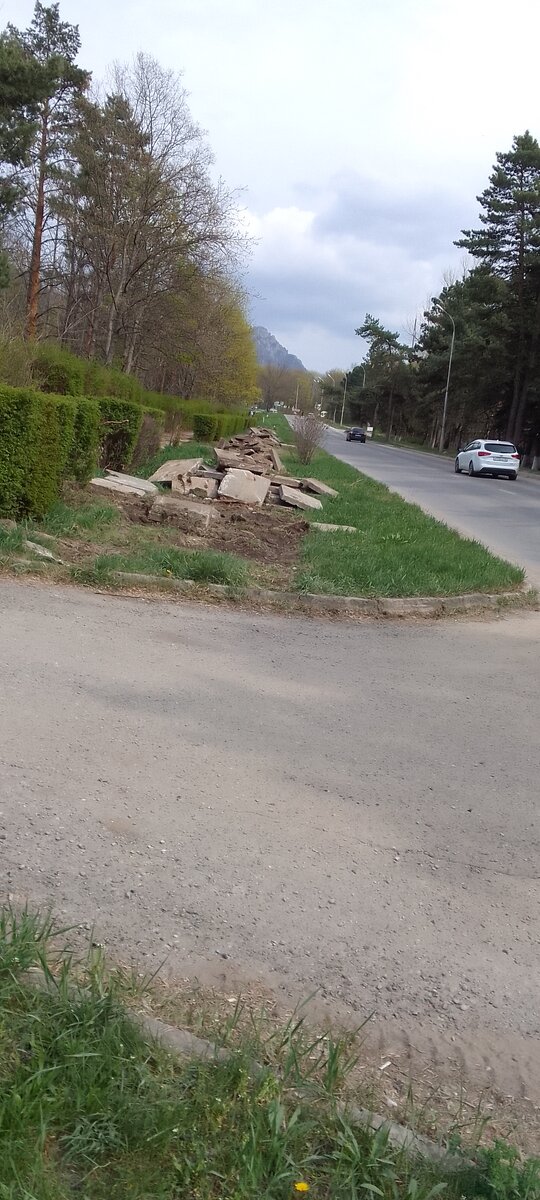 Демонтируют старую плитку в сквере.