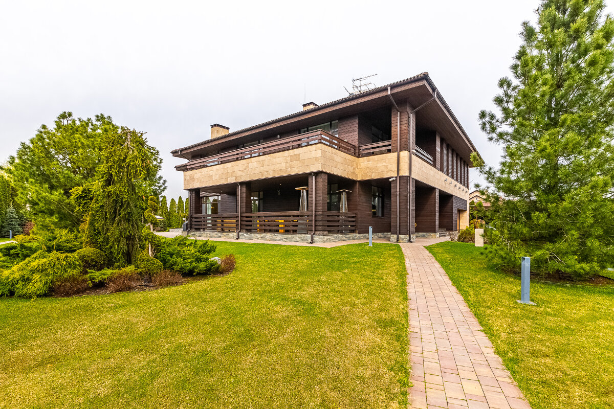 Вид на дом с участка в поселке Миллениум парк