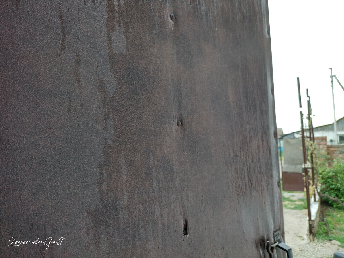 Дверь специально на дождь выставила, а то рассохлась, не закрыть. Приходится на крючок постоянно закрывать