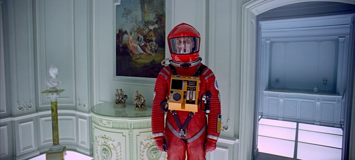 Фото из открытых источников. Сжатие времени: Боумен ещё в скафандре, в котором очутился в комнате, но уже постаревший 