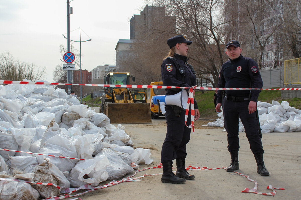 Набережную Кургана охраняют сотрудники полиции.  Фото: Фото: ФедералПресс / Анастасия Куликовских