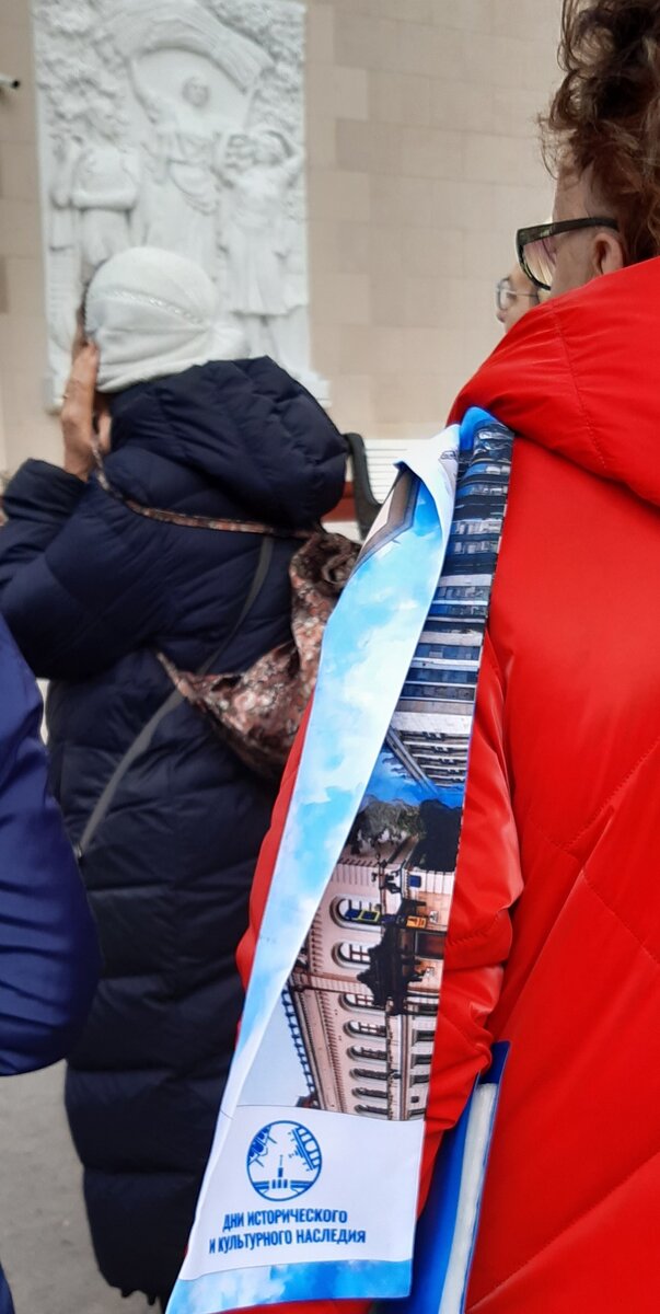 По этому шарфику можно узнать свою группу. 