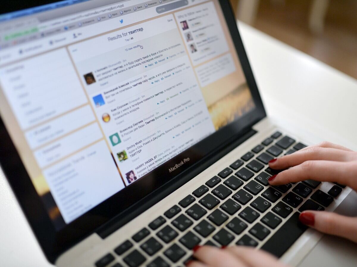    Страница социальной сети Twitter на экране ноутбука© РИА Новости / Александр Кряжев