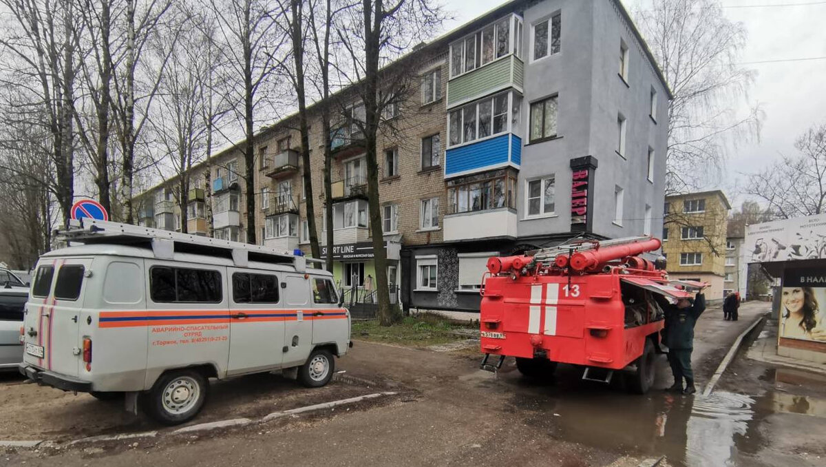 Заброшенные сгоревшие дома. Пожар в торжке сейчас. Пожар в торжке сегодня. Торжок пожар. Пожар на улице гоголя торжок.