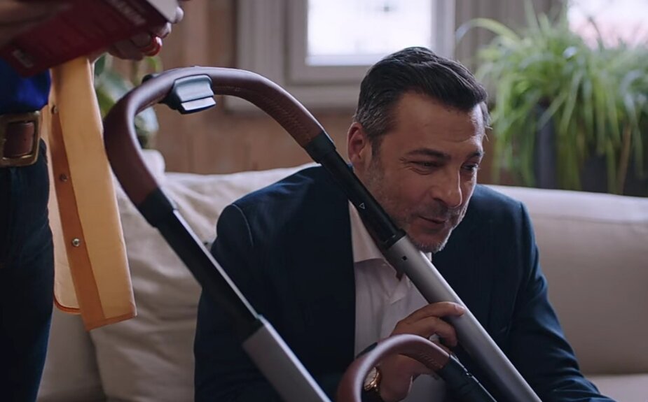 Омер поет колыбельную малышке Джемре