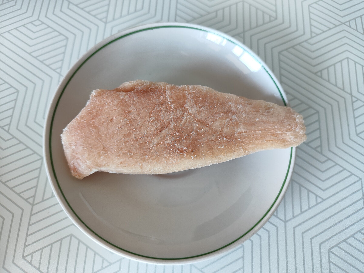 Предварительно размораживаем грудку.