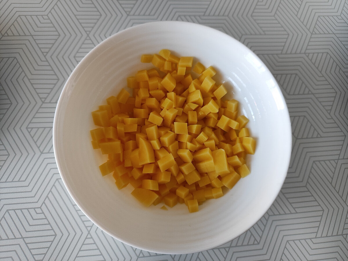 Желтый картофель, чтобы красиво выглядел в супе.