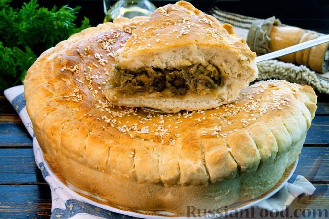 вода, масло растительное, мука, дрожжи, сахар, соль, кунжут, капуста белокочанная, шампиньоны, лук репчатый, зелень укропа, паприка, чеснок, кориандр, петрушка сушёная, перец молотый