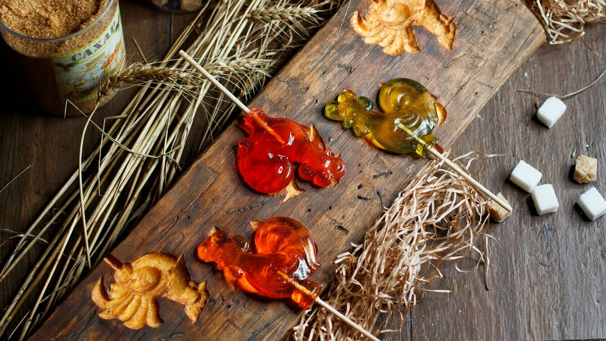 Самый популярный вариант — леденец в форме петушка. Стоит он в среднем 50 рублей, поэтому можно взять в подарок всем друзьям и близким. Фотография: mirledentsa.ru