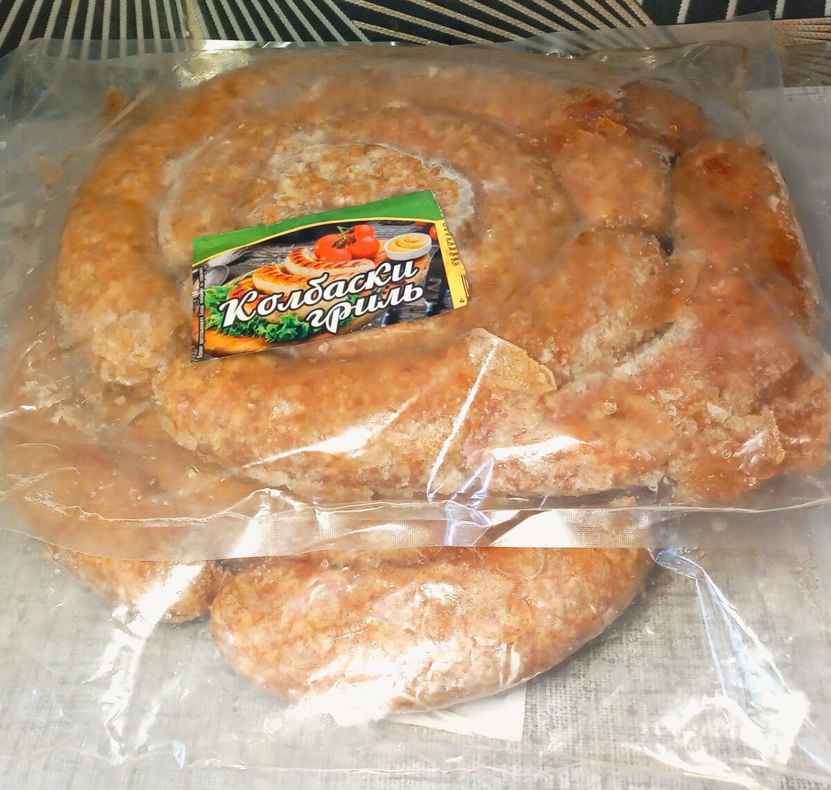 Состав: свинина жилованная, говядина, лук репчатый, мясо птицы механической обвалки, жир свиной, соевый белок, вода питьевая, соль, перец черный молотый, перец белый молотый, чеснок, перец красный сладкий, аскорбат натрия, говяжий белок, усилитель вкуса и аромата (Е621) - 20%, регулятор кислотности Е451 (1), стабилизатор E450 (1), ☝️