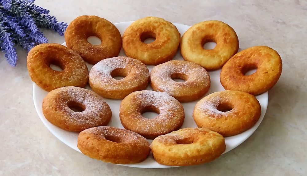 Жареные пончики на сметане обязательно порадуют вашу семью и гостей, став любимым угощением на завтрак или перекус.-2