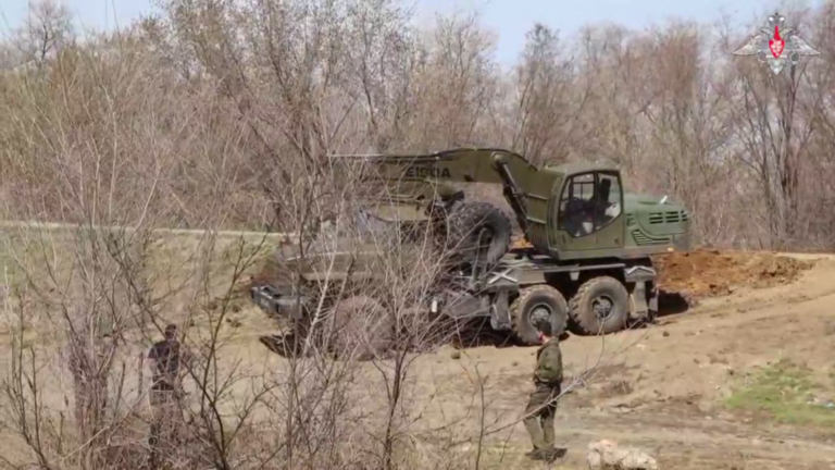    Военнослужащие Ясненского ракетного соединения готовят сеть водоотводных каналов в зонах потопления Кристина Просвиркина