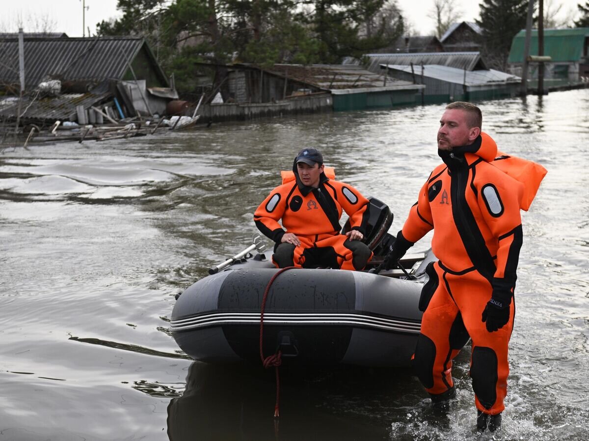    Спасатели на затопленной улице в Кургане© РИА Новости / Кирилл Зыков