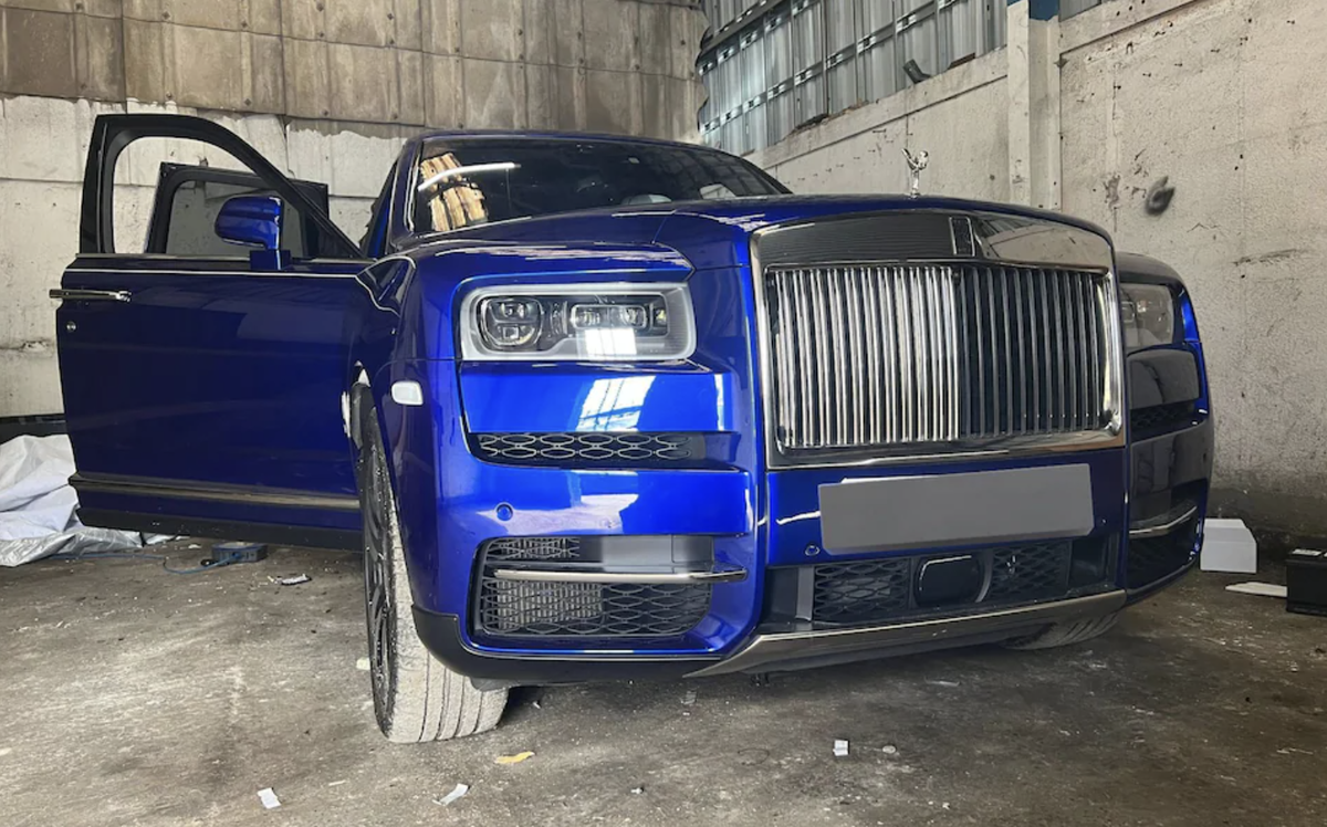 Полиция обнаружила угнанные автомобили класса люкс на миллионы фунтов стерлингов, как, например, этот Rolls-Royce, найденный на промышленной площадке в Тилбери © Полиция Эссекса 
