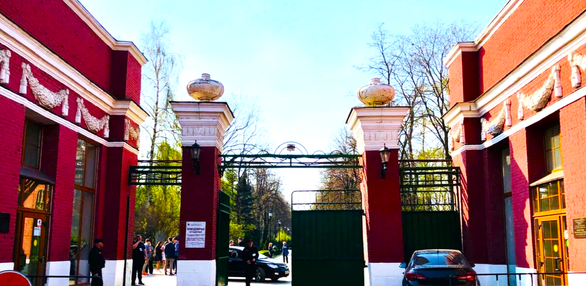 Новодевичье кладбище.Входные ворота. Фото сделано автором статьи