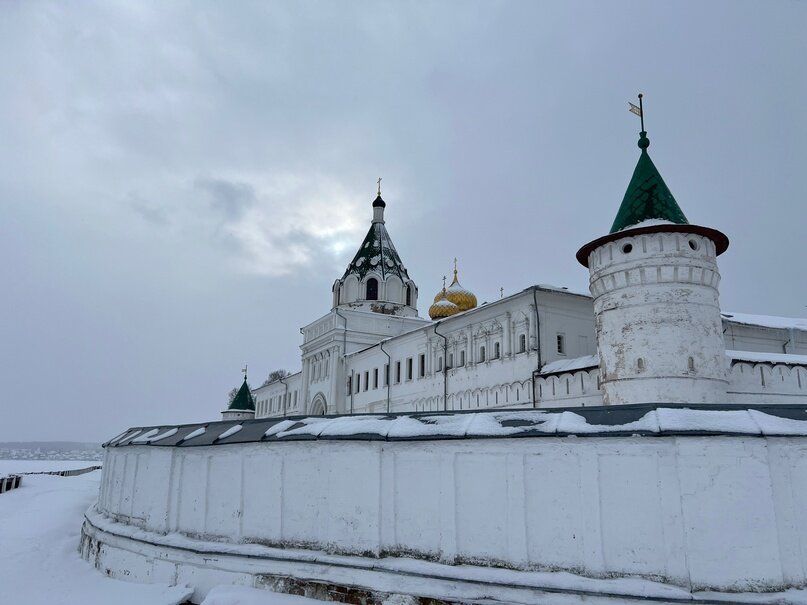 Монастырь со стороны Костромки
