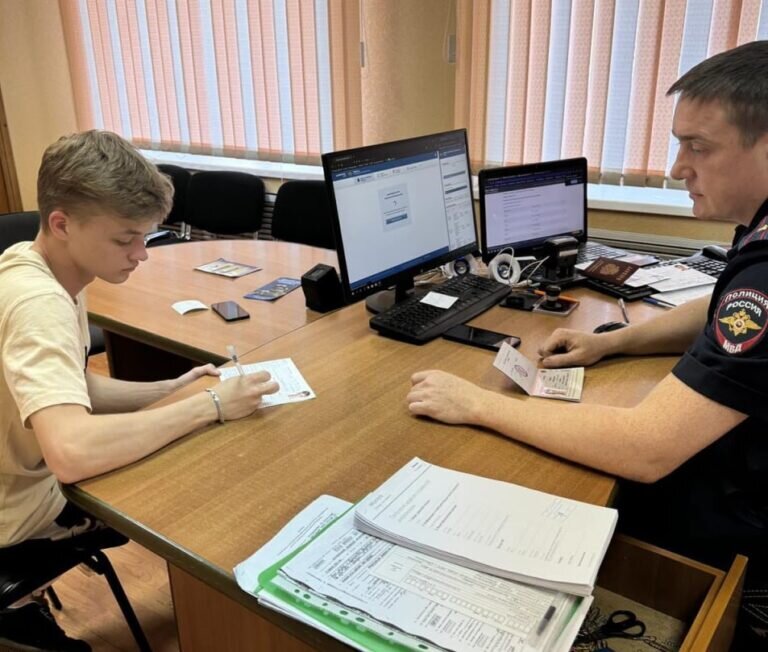    Полицейские выдали более 300 паспортов оренбуржцам, пострадавшим от паводка Кристина Просвиркина