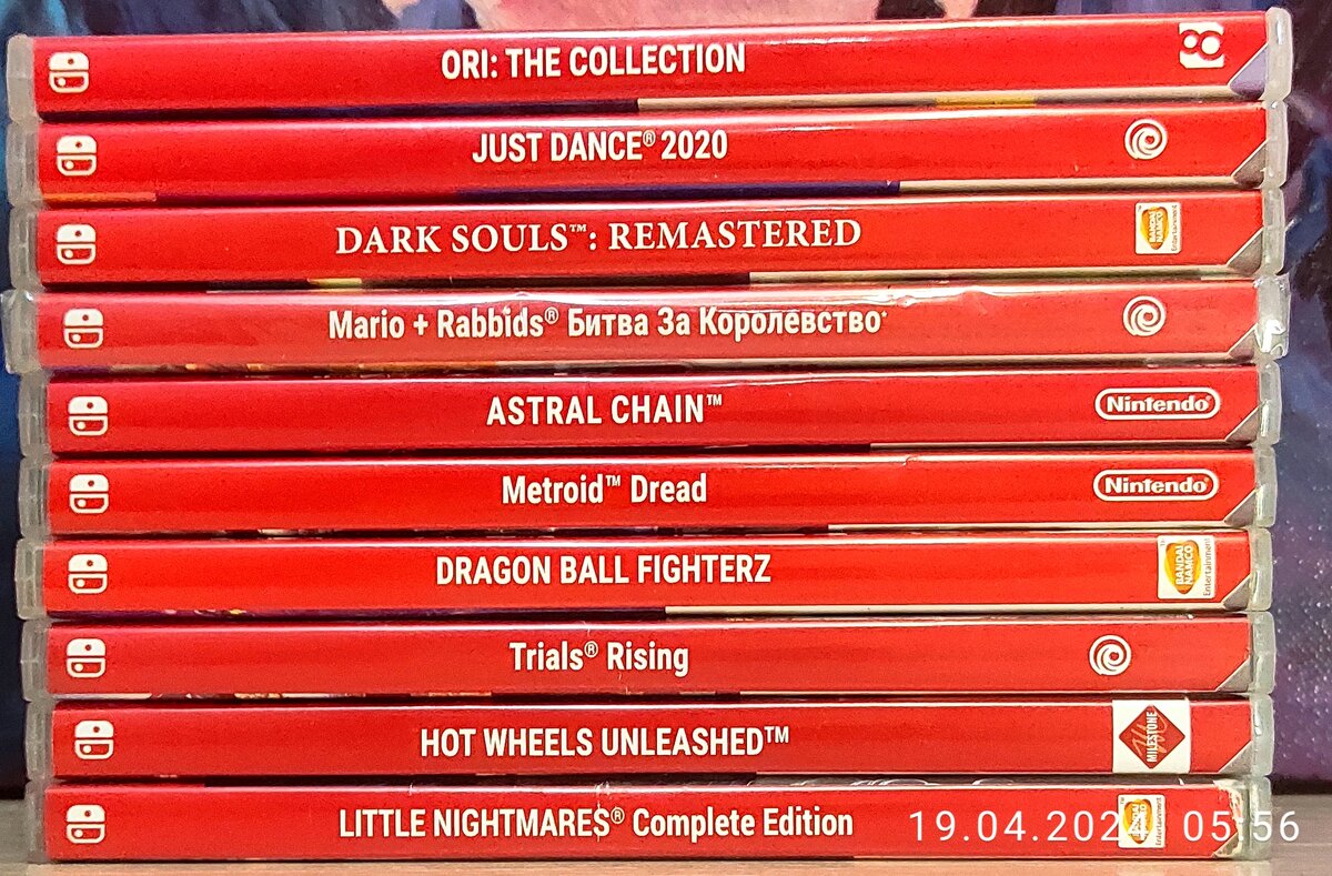 Первое фото все игры из 6 обзора , для страны Россия с коричневыми флажками , из 11 коробок только одна с английским описанием остальные с Русским описанием .