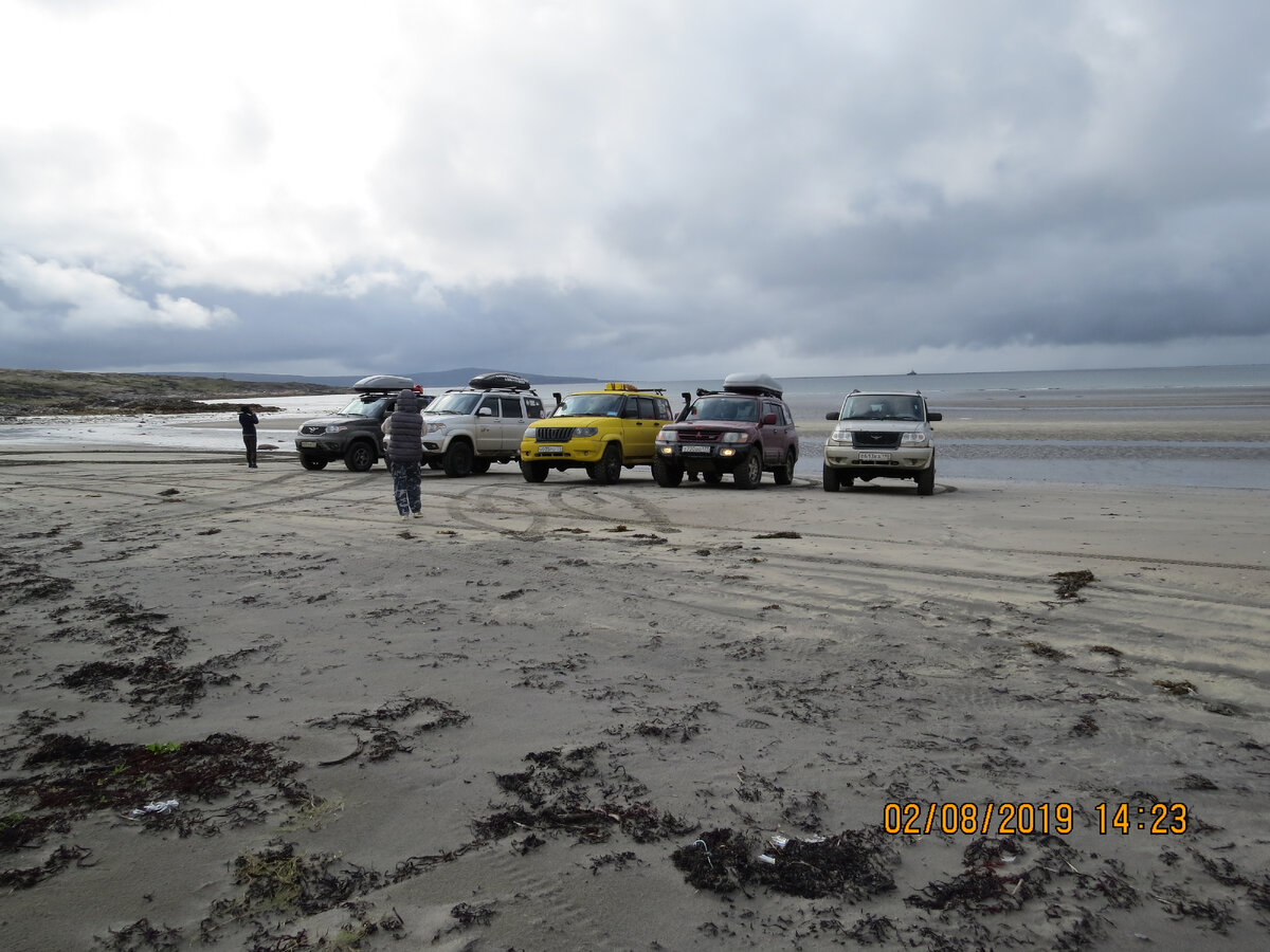 Наша группа. Наш УАЗик меньше всего похож на автомобиль для путешествий.