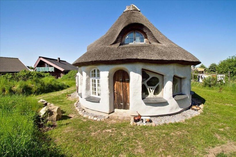 Источник: https://travelask.ru/blog/posts/594-20-snimkov-udivitelnoy-eko-derevni-v-danii-kotoraya-ne-znaet