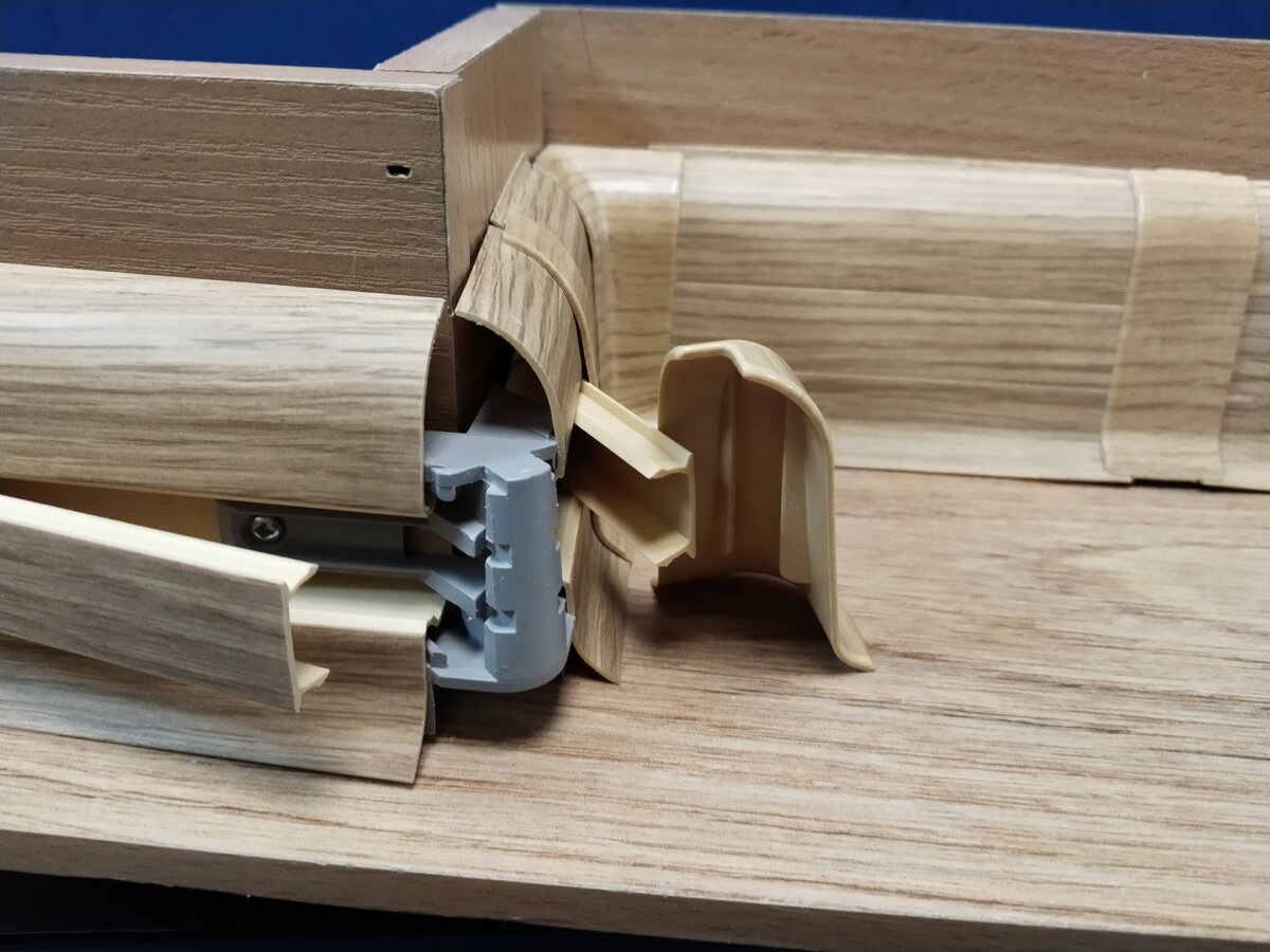 Вот такие "конструкторы" я собирал для демонстрации того, как крепить фурнитуру для наружного угла. Это здорово помогало при объяснении. 