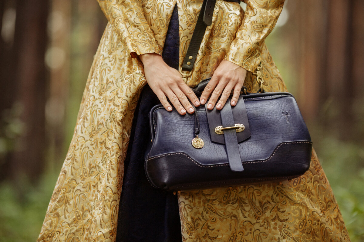 Небольшой женский саквояж. Темно синяя кожа. Фурнитура из ювелирной бронзы. 