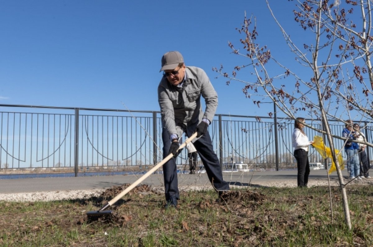    Ильсур Метшин участвовал в уборке прибрежной зоны вблизи речного вокзала.