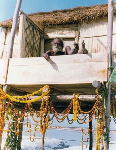 Девраха Баба обитал в соломенной хижине, сооруженной высоко над землей, на деревянных сваях. Фото: Quora