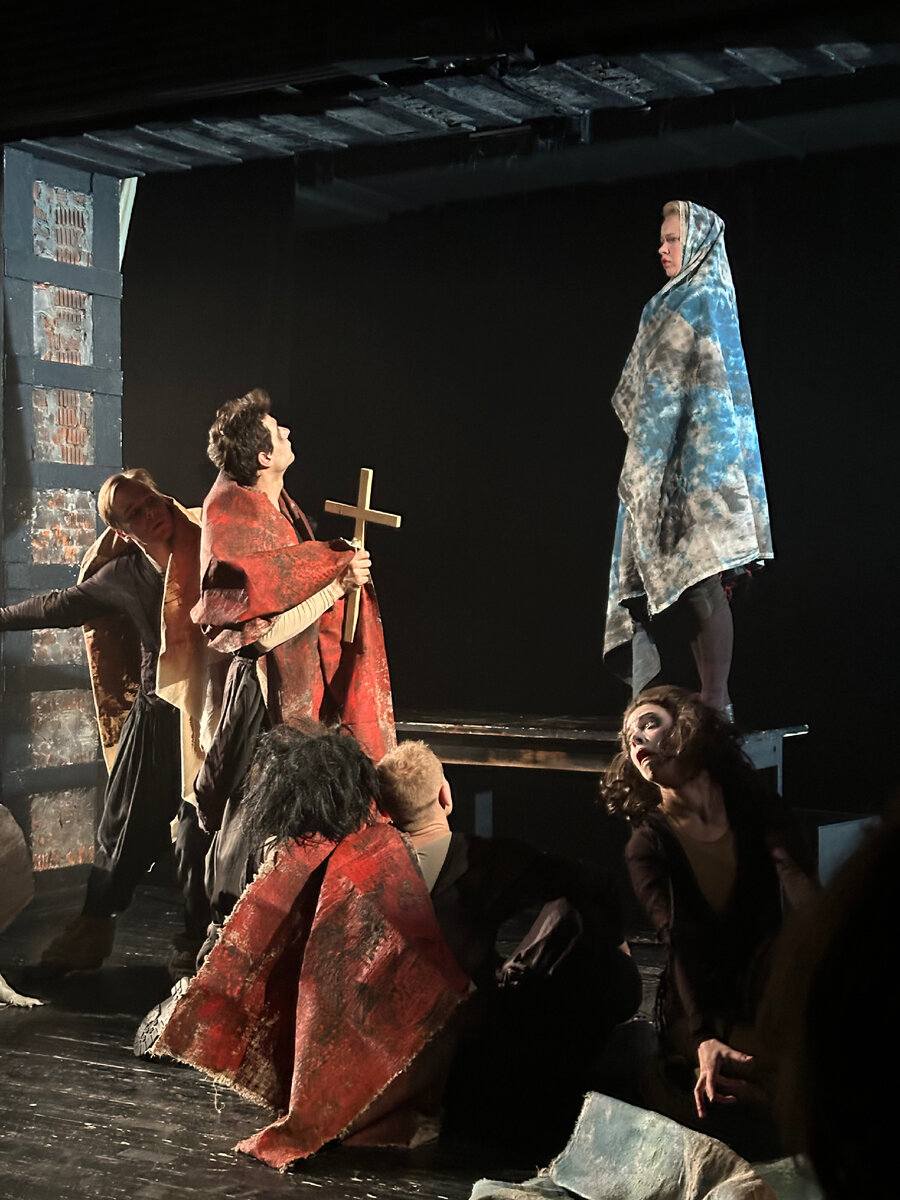 Сцена из спектакля "Ночь перед Рождеством". Фото автора.