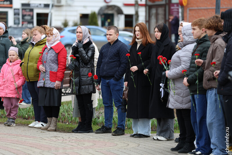    Они посвящены 195-й годовщине со дня рождения городского головы Ивана Милютина. Утром к его памятнику возложили цветы.