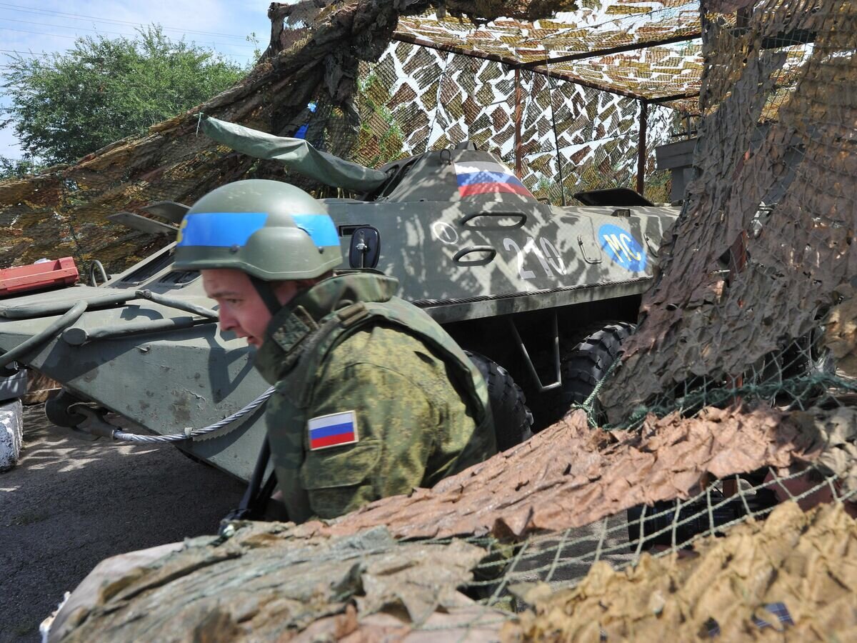    Российский миротворец на блокпосту, расположенном на въезде в город Бендеры© РИА Новости / Сергей Кузнецов