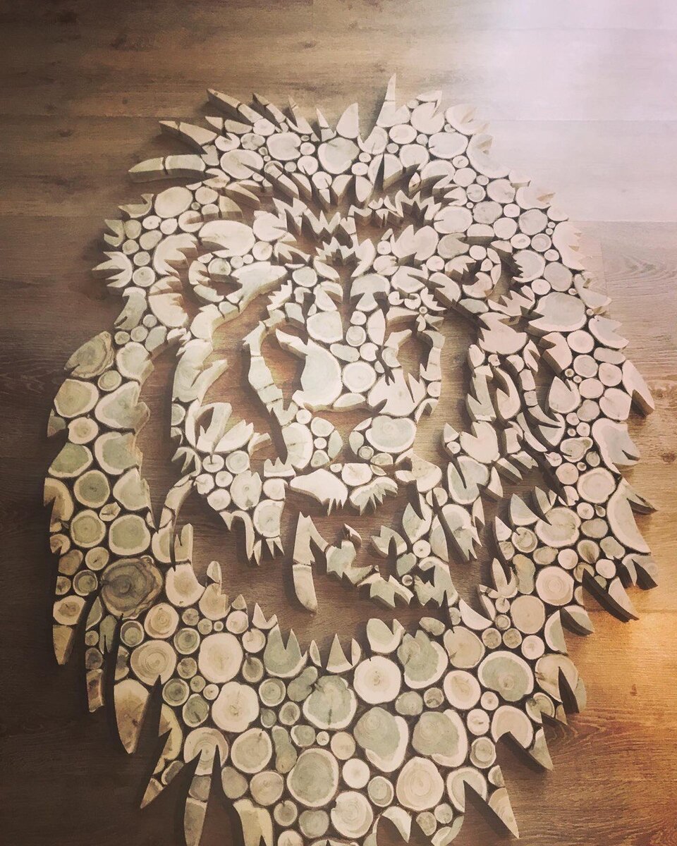 Панно из можжевельника лев