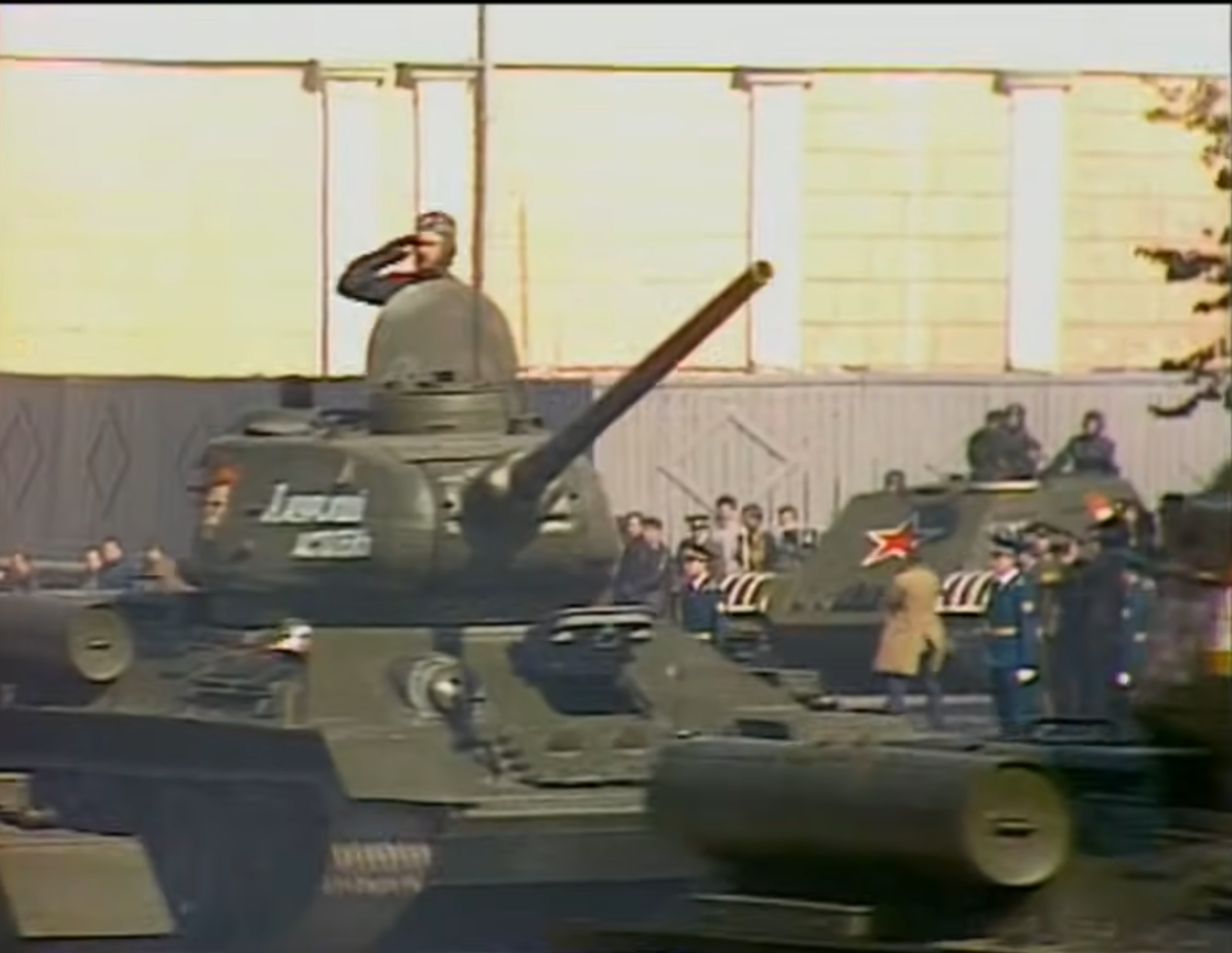 Т-34-85. Обратите внимание на задний план: там можно увидеть танковый тягач на базе Су-122-54