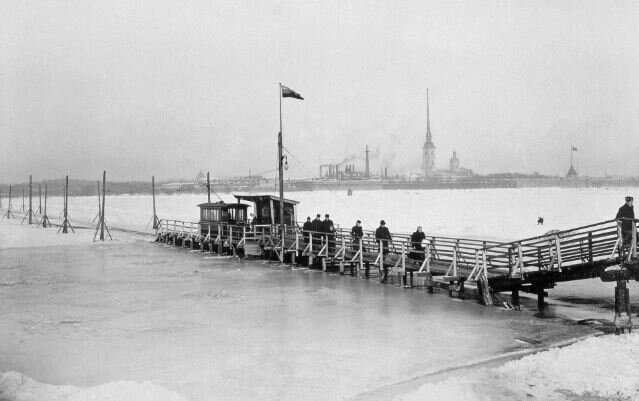 Оборудованный сход на Неву к станции электрического трамвая, 1900-е. Фото из интернета