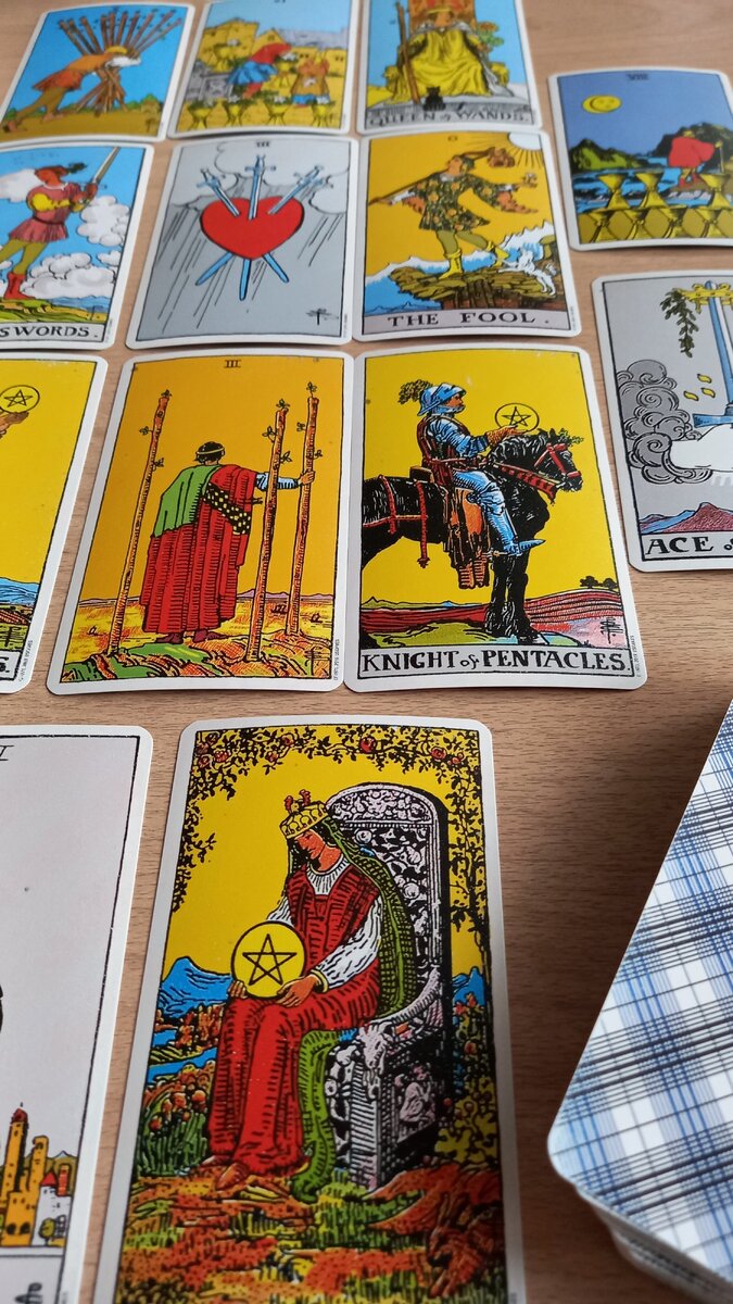 Накопленные знания требуют выхода. Используйте текущие обстоятельства, даже если они со знаком "минус". А если они со знаком "плюс", то вам " и карты в руки"