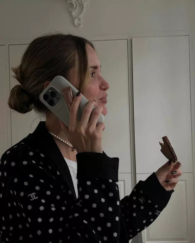 Новинка Хейли Бибер, которая выпустила чехол для телефона с аппликацией блеска для губ под маркой косметического бренда Rhode, успела превратиться в объект желания.-5
