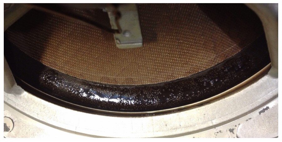 Засохшая смола на мидбасовом динамике DS-5000